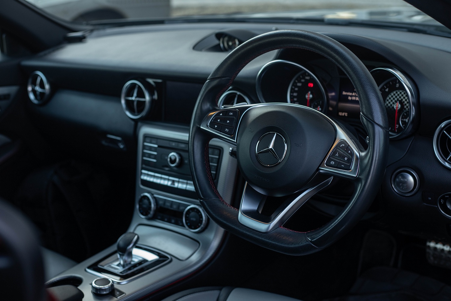 Аренда автомобиля Mercedes-Benz SLC180