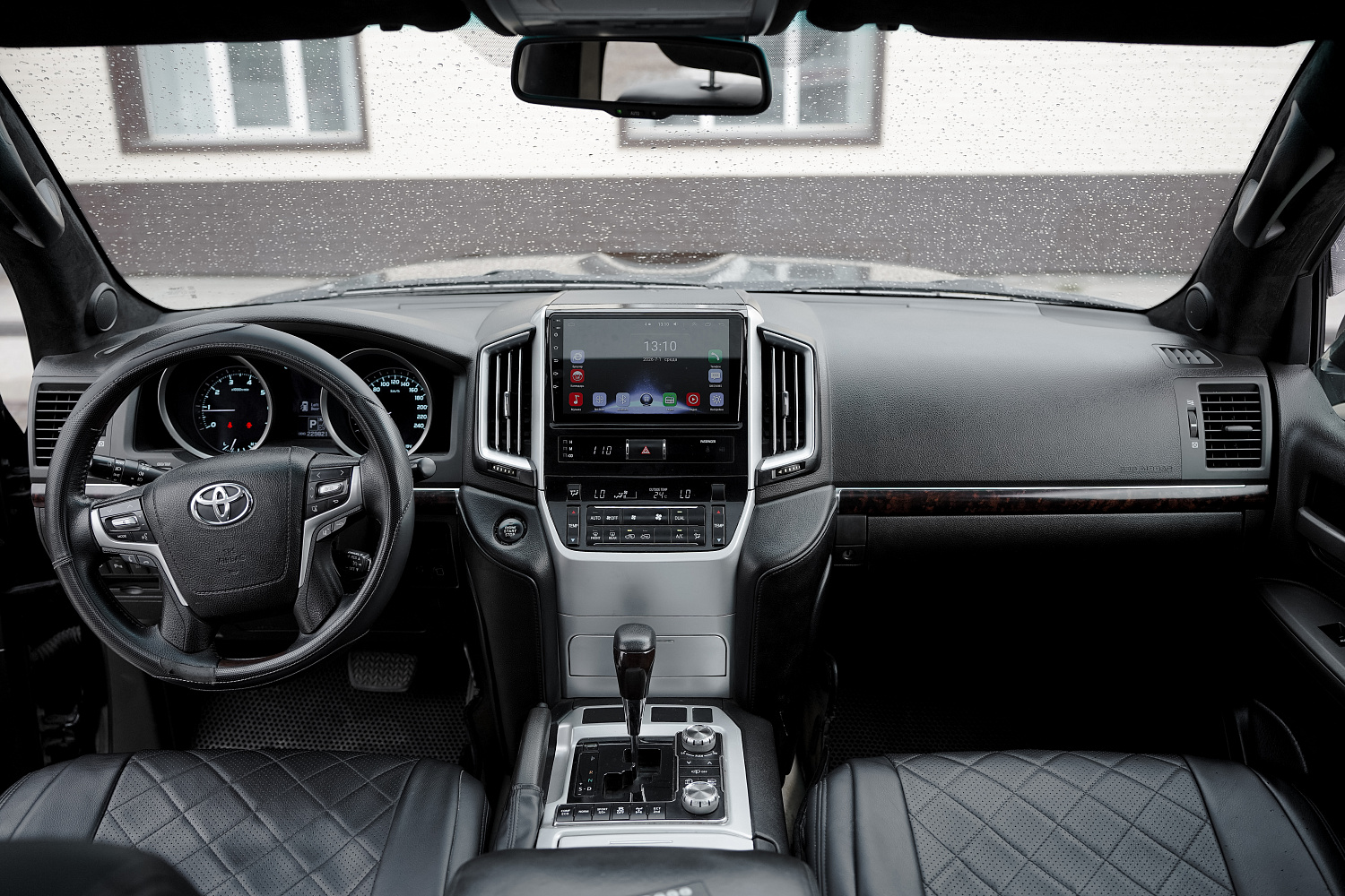 Аренда автомобиля Toyota Land Cruiser 200