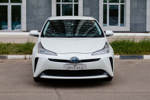 Аренда автомобиля TOYOTA PRIUS 2019