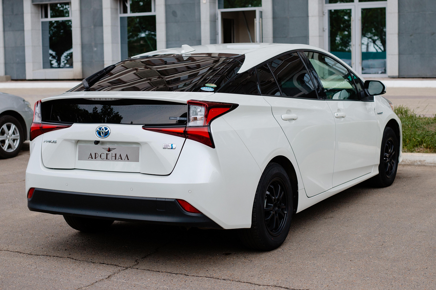 Аренда автомобиля TOYOTA PRIUS 2019
