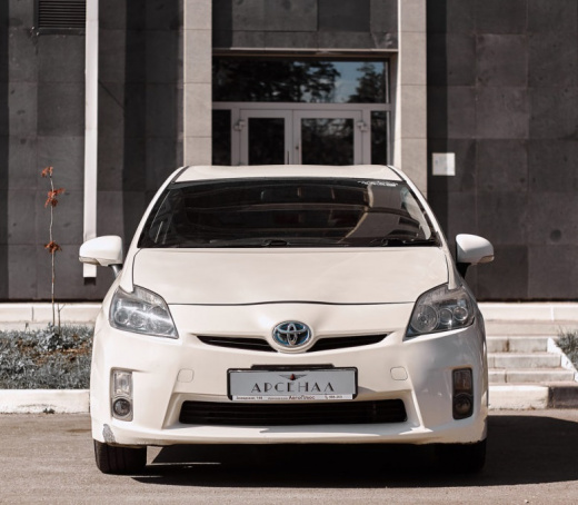 Аренда автомобиля TOYOTA PRIUS 2010