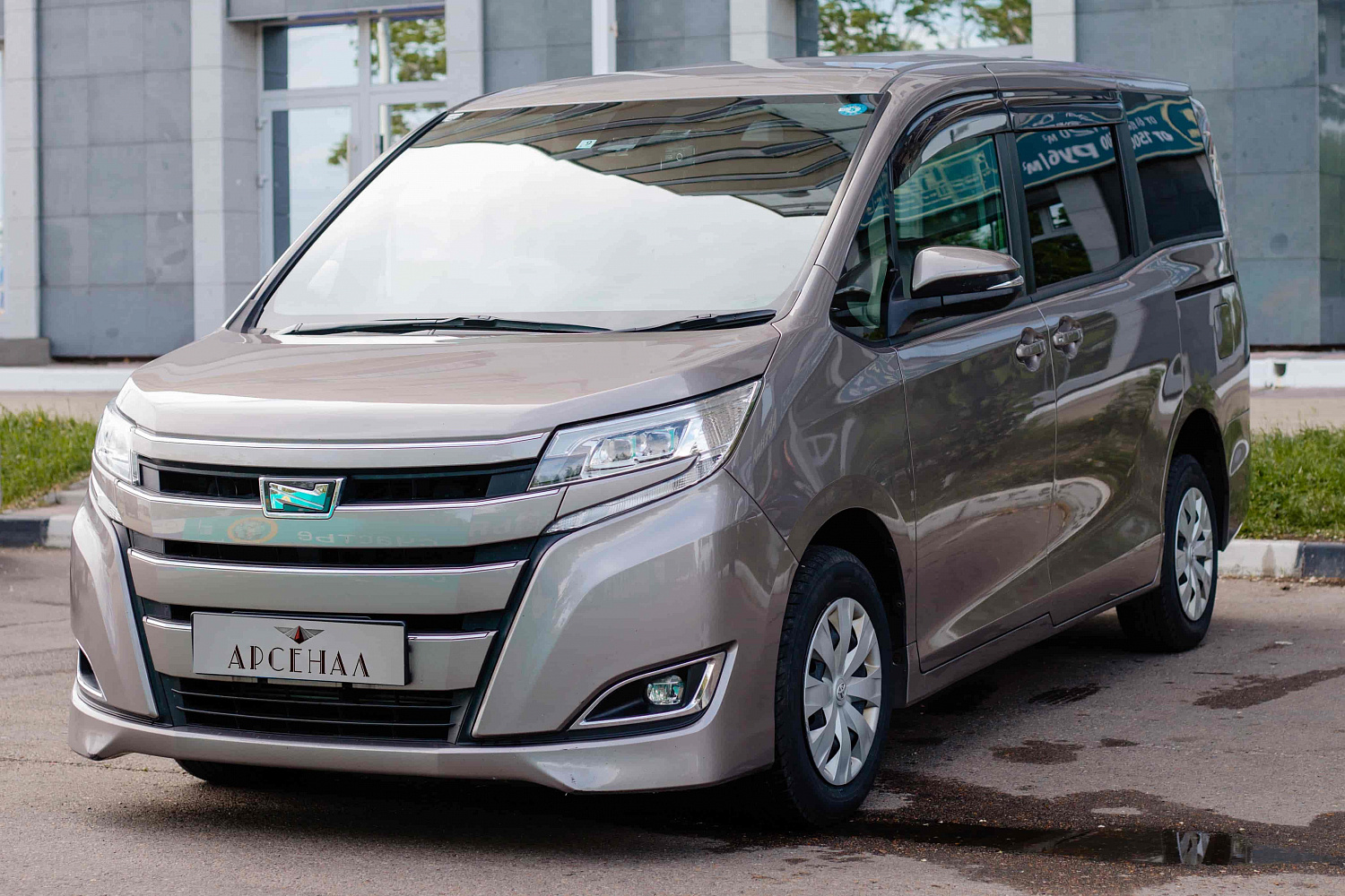 Аренда автомобиля Toyota Noah 2019