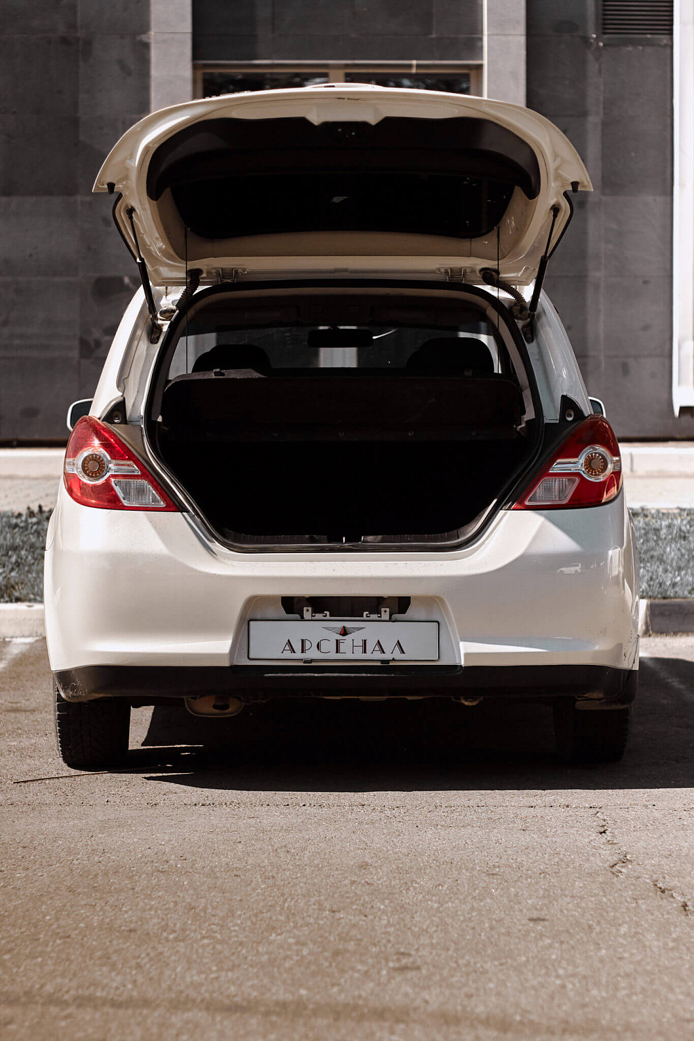 Аренда автомобиля Nissan Tiida 2010