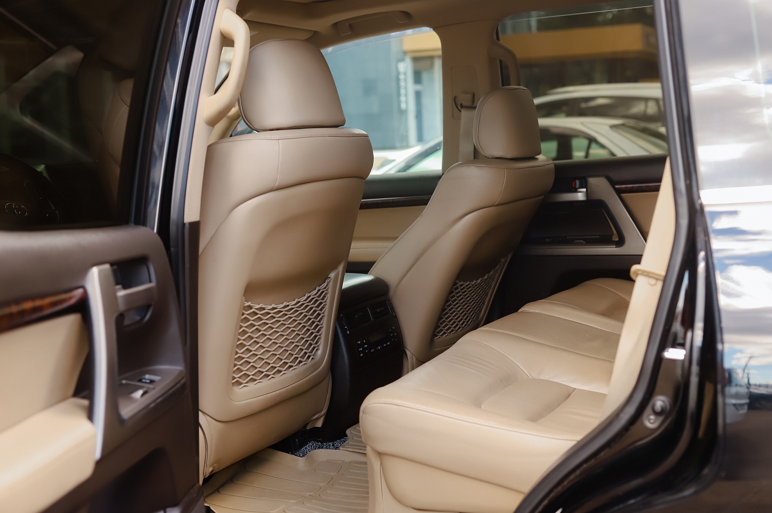 Аренда автомобиля Toyota Land Cruiser 200