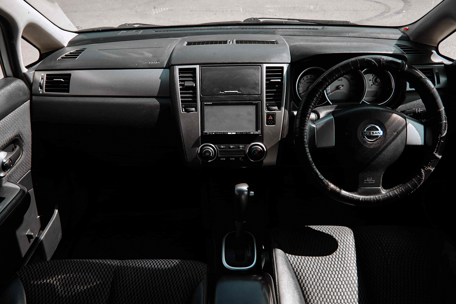 Аренда автомобиля Nissan Tiida 2010