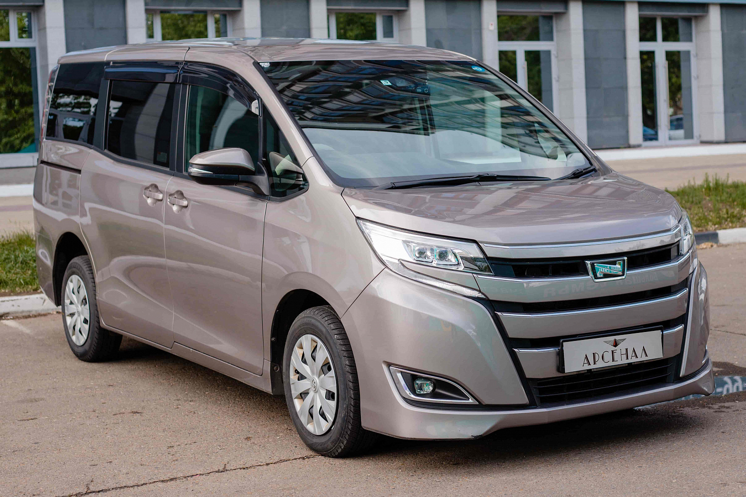 Аренда автомобиля Toyota Noah 2019