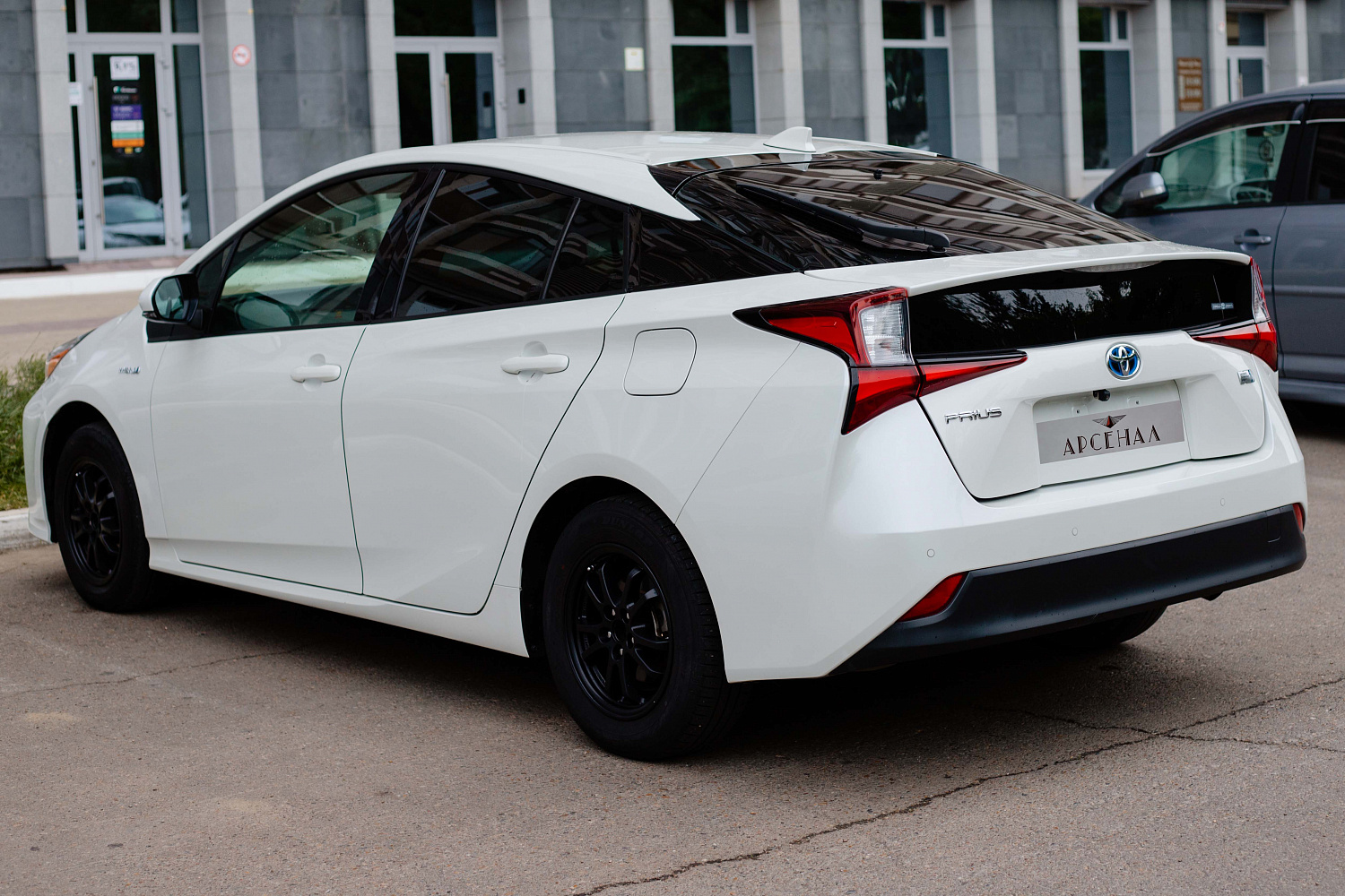Аренда автомобиля TOYOTA PRIUS 2019