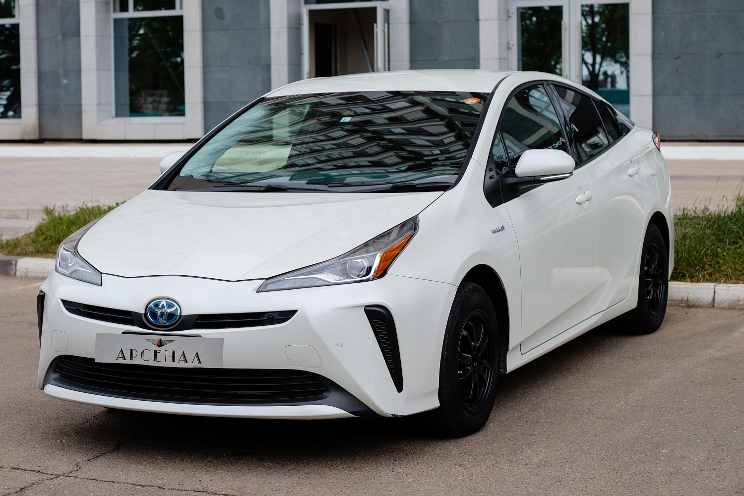 Аренда автомобиля TOYOTA PRIUS 2019