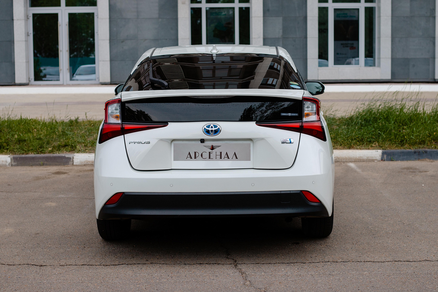 Аренда автомобиля TOYOTA PRIUS 2019