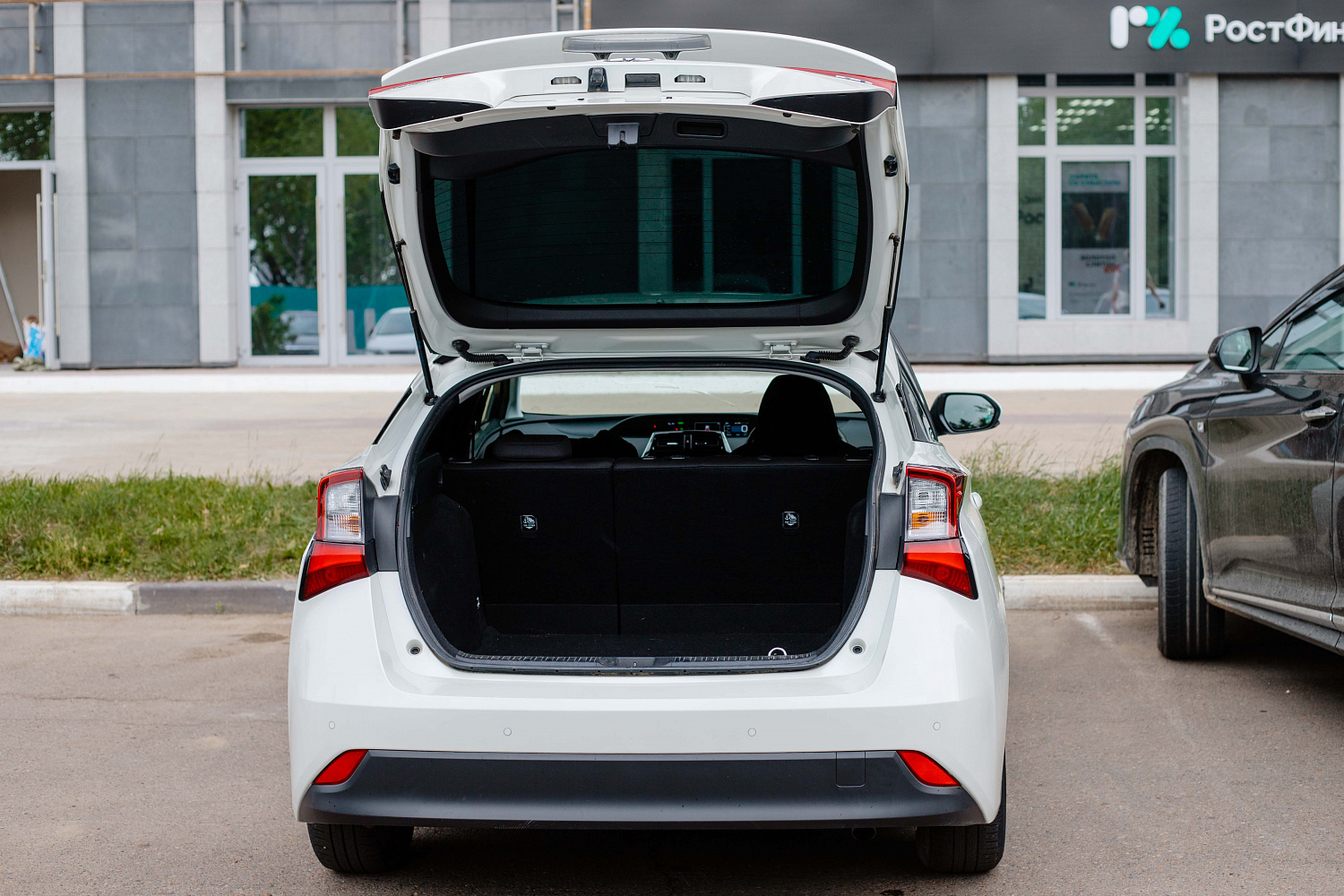 Аренда автомобиля TOYOTA PRIUS 2019