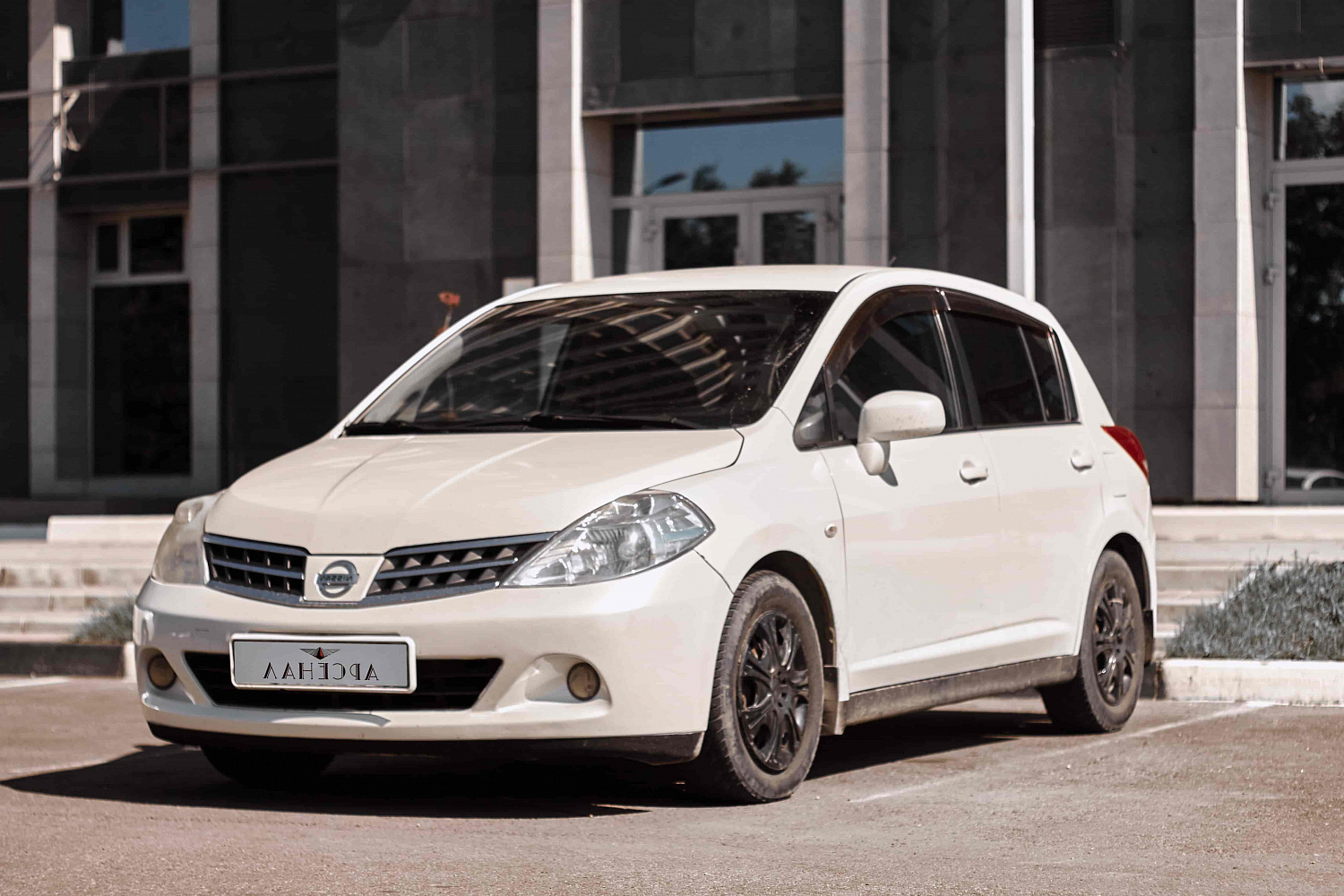 Аренда автомобиля Nissan Tiida 2010