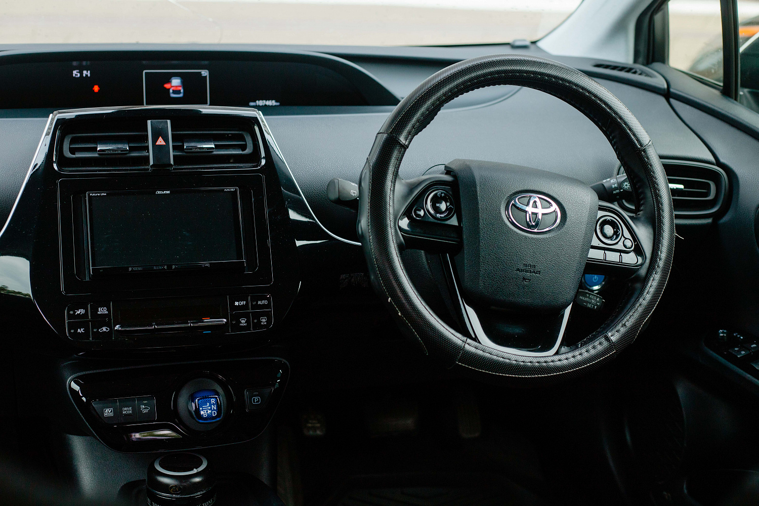 Аренда автомобиля TOYOTA PRIUS 2019