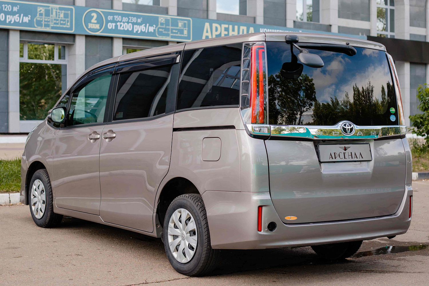 Аренда автомобиля Toyota Noah 2019