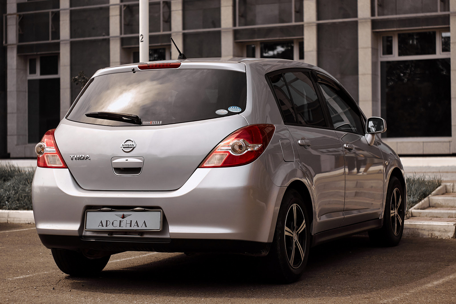 Аренда автомобиля NISSAN TIIDA 2010