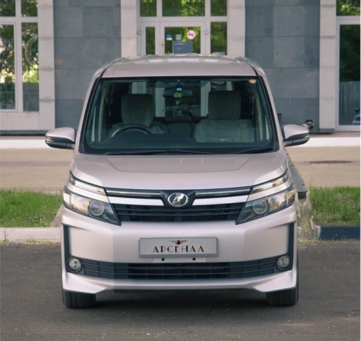 Аренда автомобиля TOYOTA VOXY 2014