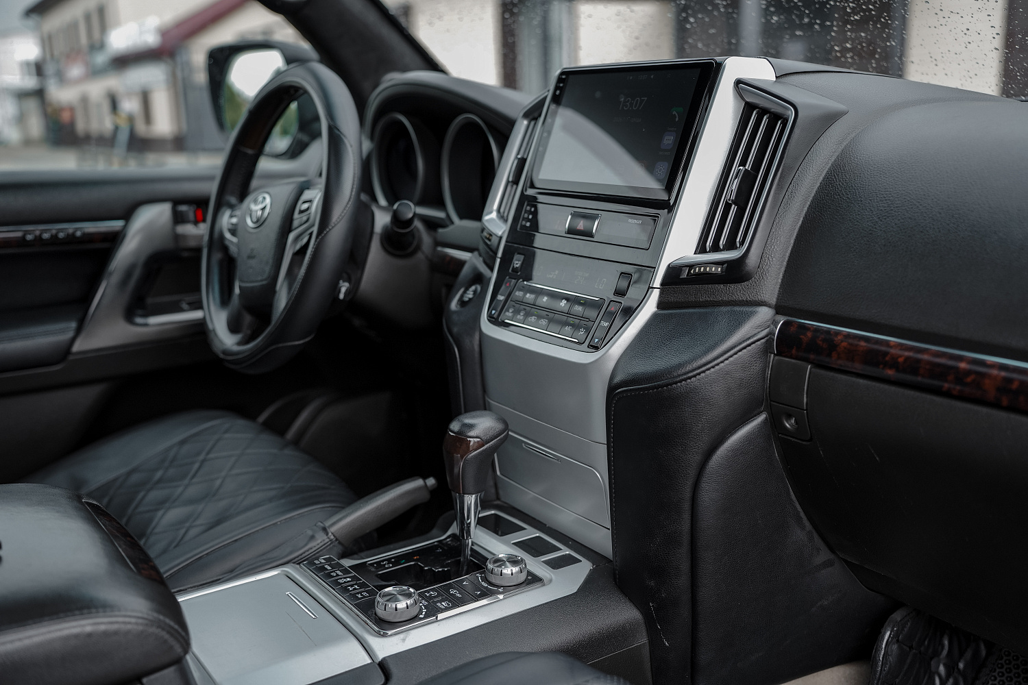 Аренда автомобиля Toyota Land Cruiser 200