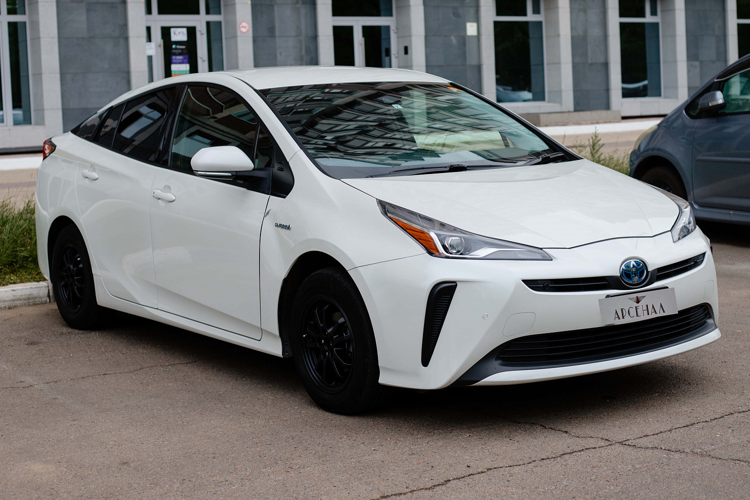 Аренда автомобиля TOYOTA PRIUS 2019