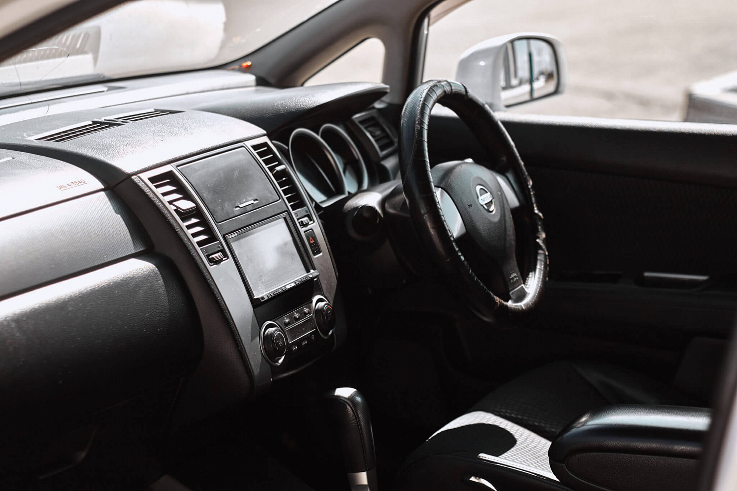 Аренда автомобиля Nissan Tiida 2010