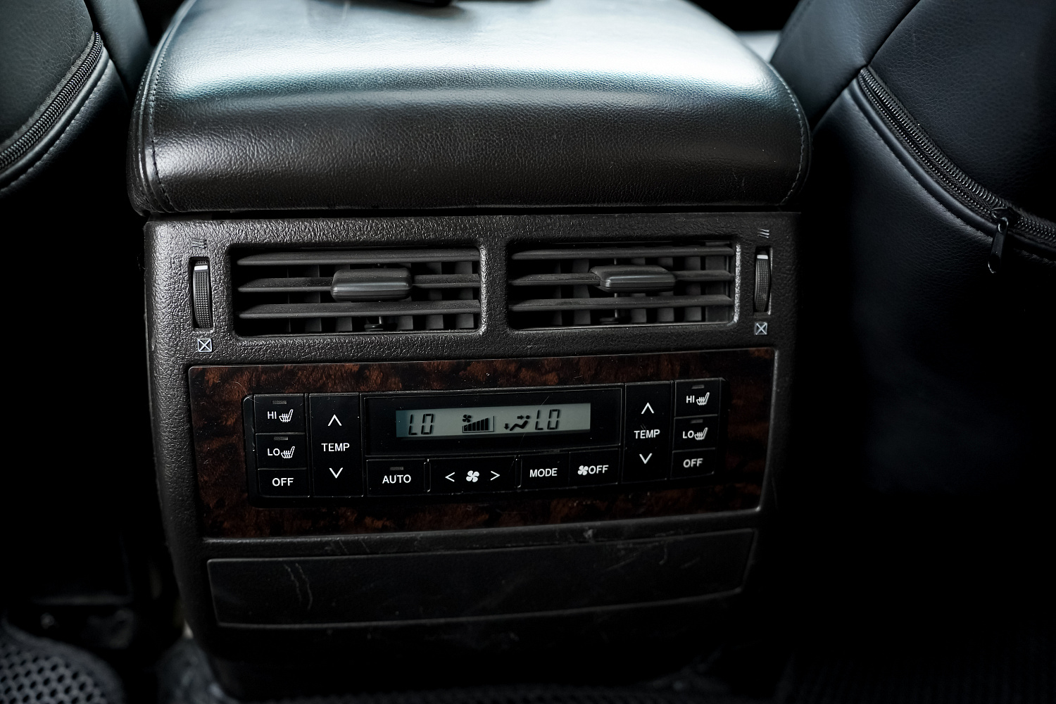 Аренда автомобиля Toyota Land Cruiser 200